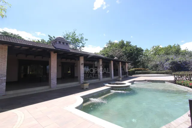 Residencia de Lujo en La Guácima con Bosque Privado y Vistas Panorámicas