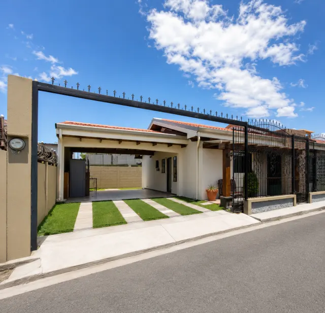Casa Independiente de Una Planta en Venta en La Guácima – Funcionalidad, Privacidad y Excelente Ubicación