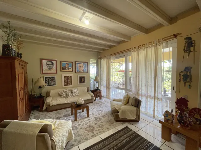 Casa de un Nivel con Vistas y Jardines Santa Ana, Alto Las Palomas