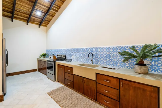 Casa Caoba: Casa colonial moderna de 3 habitaciones en Surfside Estates, Playa Potrero