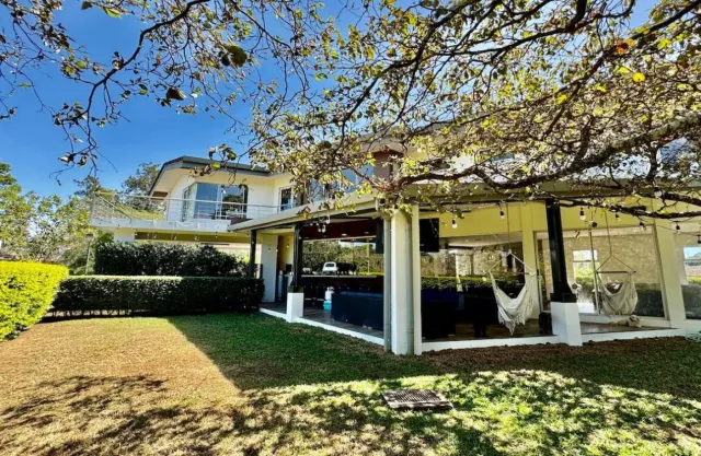 Encantadora residencia de dos pisos en Los Reyes La Guacima