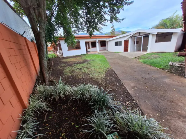 Amplia Casa en Alquiler con Uso Residencial o Profesional en San Rafael de Santa Ana