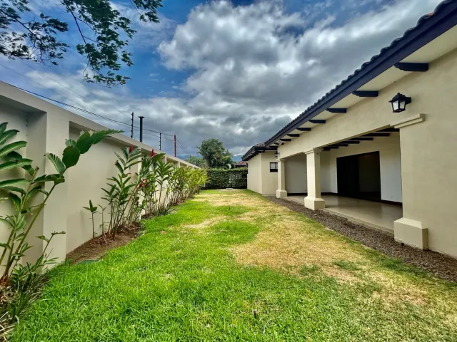 Encantadora Casa en Condominio en Lindora, Santa Ana