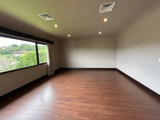 Se vende amplia casa en Condominio Villa Real