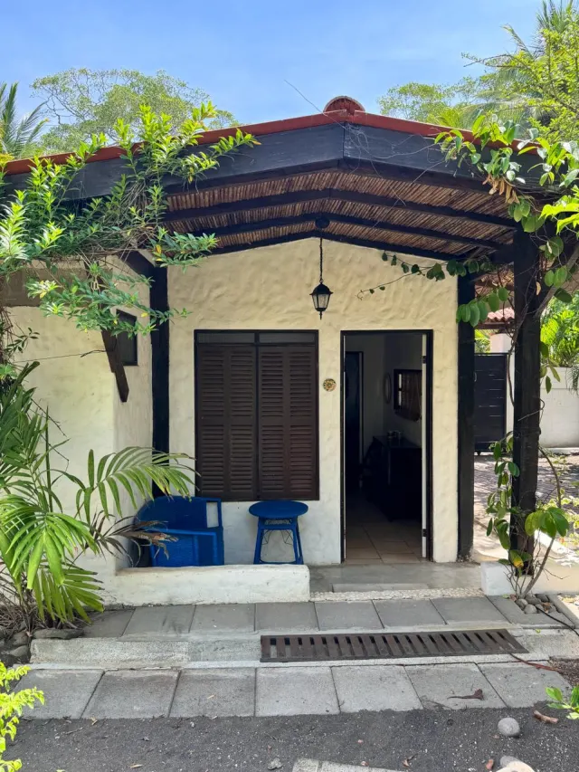 Casa y apartamentos frente a la playa en venta en Tivives