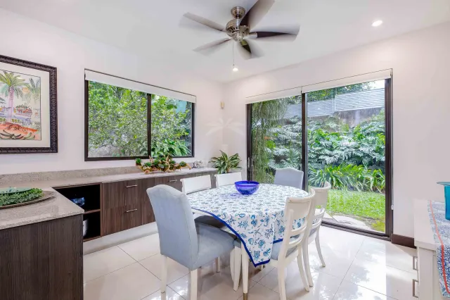 Casa Bougainvillea – Residencia de Lujo de Una Planta en Santa Ana con Amplio Jardín Privado