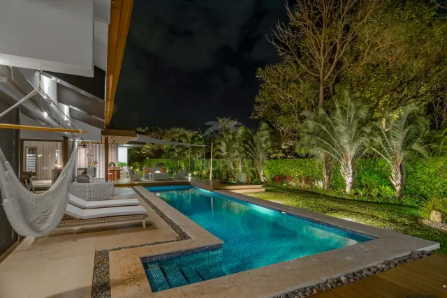 La Hacienda Cosmopolitan Chic – Exclusiva Residencia de Lujo de Una Planta en Santa Ana
