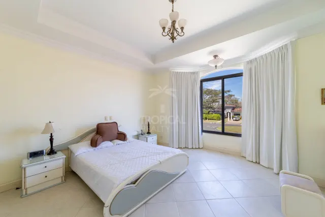 Lujosa Residencia Frente al Campo de Golf en Venta en Valle del Sol, Santa Ana
