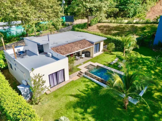 Casa Contemporánea con Piscina Infinita en Tamarindo – 4 Habitaciones en Amplio Lote Tropical