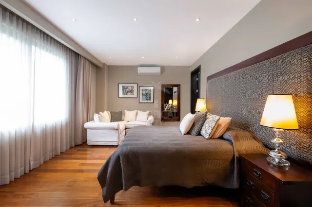 La Hacienda Cosmopolitan Chic – Exclusiva Residencia de Lujo de Una Planta en Santa Ana