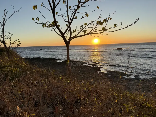 Lote en Venta Frente a Playa Lagartillo, Avellanas Guanacaste