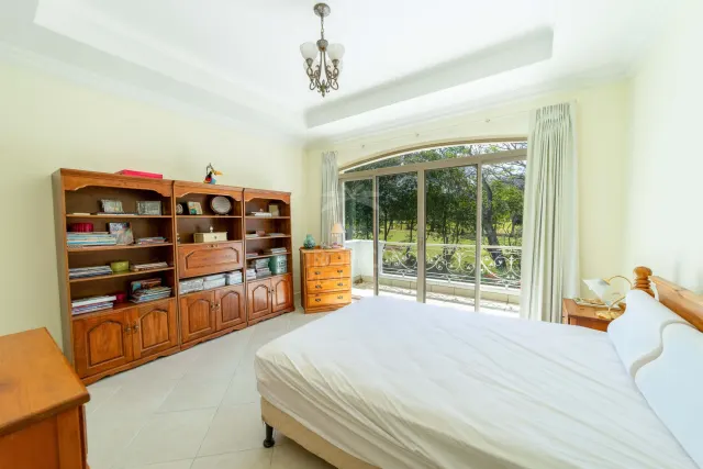 Lujosa Residencia Frente al Campo de Golf en Venta en Valle del Sol, Santa Ana