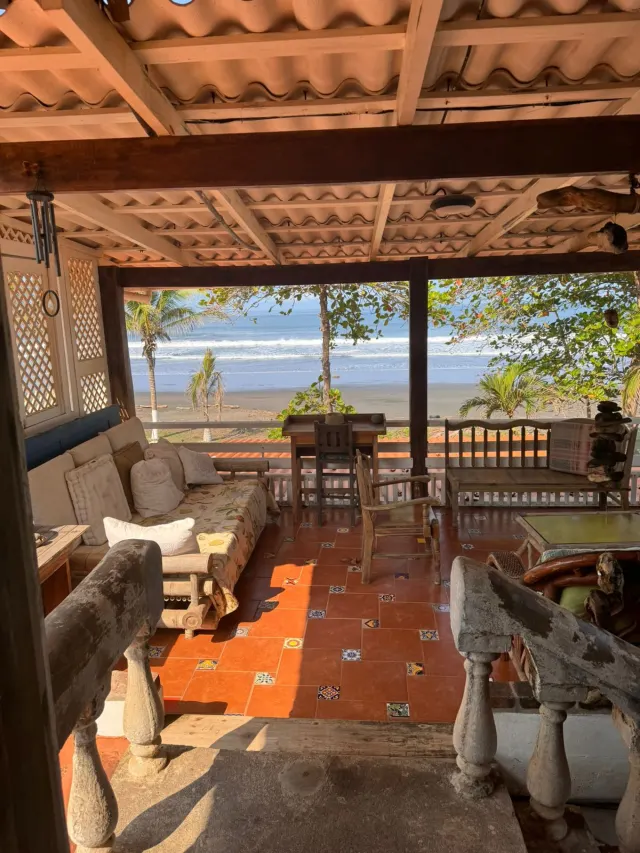 Casa y apartamentos frente a la playa en venta en Tivives