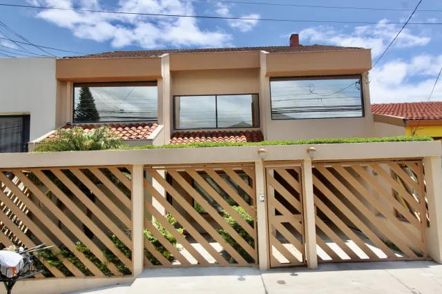 Casa en Venta en Residencial con Seguridad en Uruca