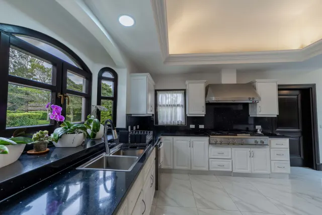 Lujosa casa colonial en venta en la exclusiva comunidad Monteran, Curridabat