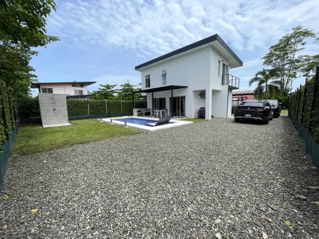Casa de Playa Moderna en Venta Cerca de Playa Palma, Parrita