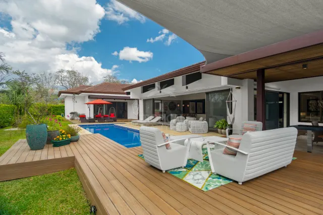 La Hacienda Cosmopolitan Chic – Exclusiva Residencia de Lujo de Una Planta en Santa Ana