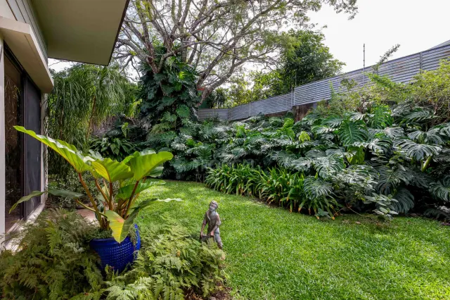 Casa Bougainvillea – Residencia de Lujo de Una Planta en Santa Ana con Amplio Jardín Privado