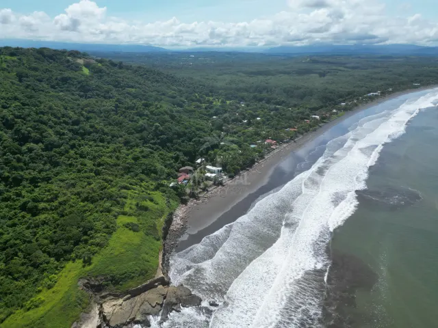 Casa de Playa Rústica con Piscina en Playa Tivives – $175,000 USD