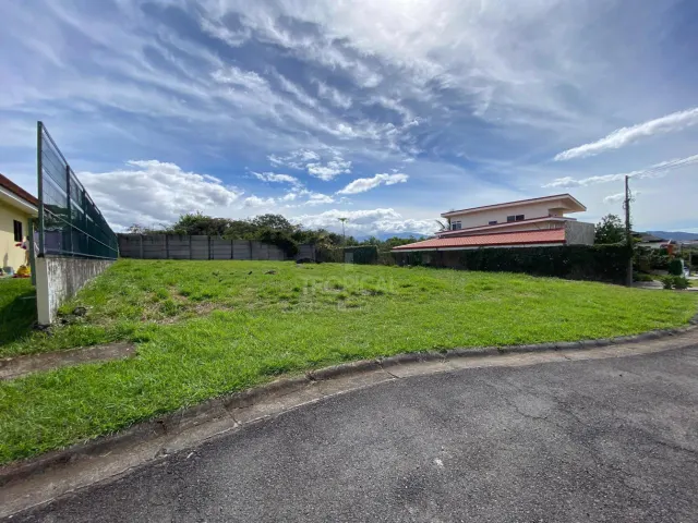 Lote en Condominio Privado en La Garita: Listo para Construir