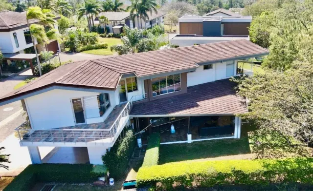 Encantadora residencia de dos pisos en Los Reyes La Guacima