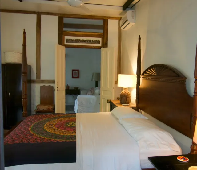 Casa y apartamentos frente a la playa en venta en Tivives