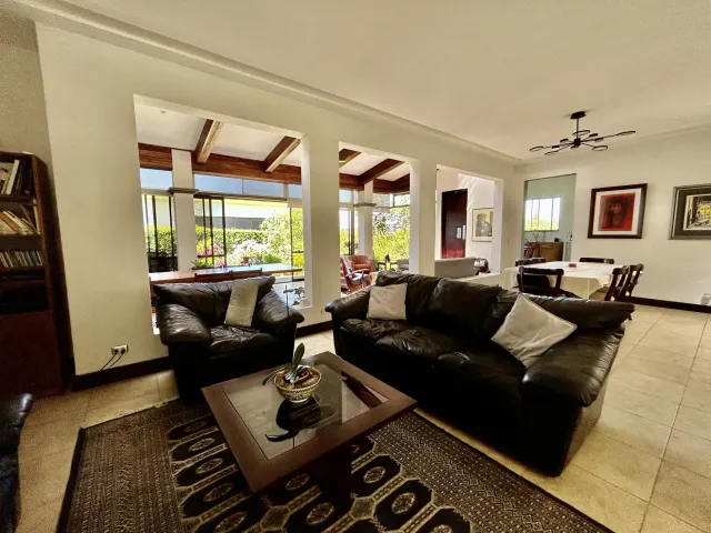 Los Reyes La Guácima casa de una planta en venta o alquiler