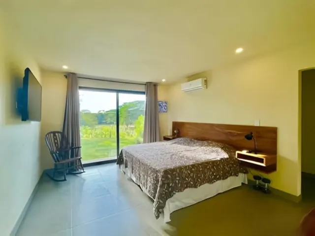 Casa Contemporánea con Piscina Infinita en Tamarindo – 4 Habitaciones en Amplio Lote Tropical