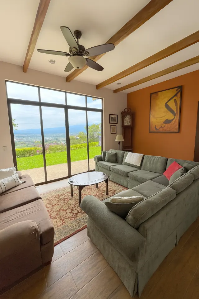 Casa con Piscina, Apartamentos y Vista Panorámica en Escazú
