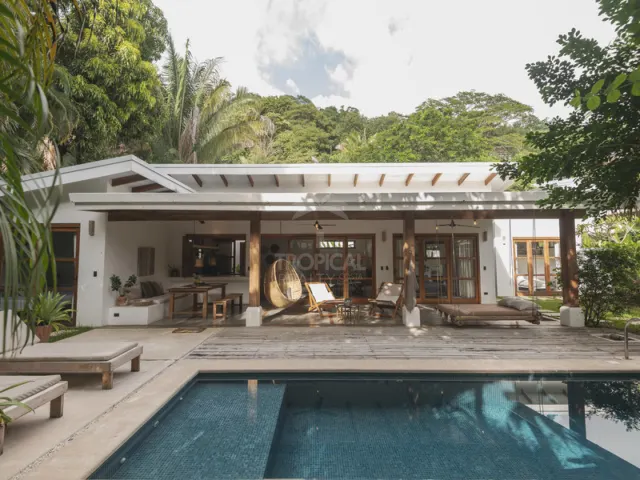 Casa Contemporánea en Venta en Santa Teresa | Diseño Moderno y Estilo de Vida Costero Exclusivo
