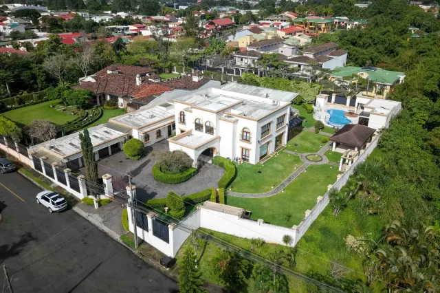Residencia de Lujo en Pinares de Curridabat – Elegancia Moderna