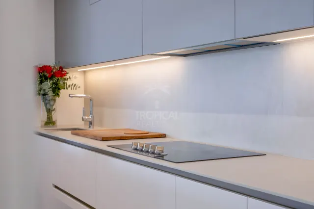 Apartamento de Lujo en Venta en Rohrmoser – Balcón Envolvente y Vista al Parque