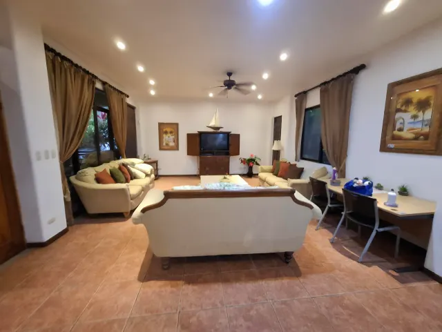 Villa de Lujo Frente al Mar en Playa Hermosa, Jacó – $875,000 USD