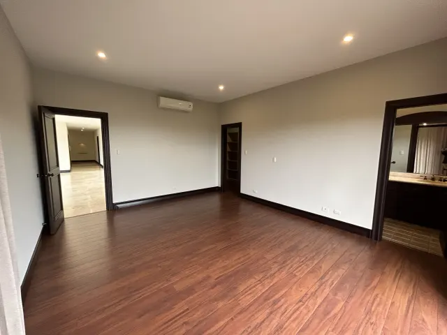 Se vende amplia casa en Condominio Villa Real
