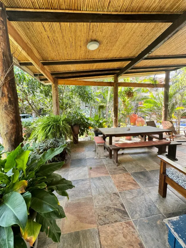 Casa y apartamentos frente a la playa en venta en Tivives