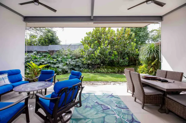 Casa Bougainvillea – Residencia de Lujo de Una Planta en Santa Ana con Amplio Jardín Privado