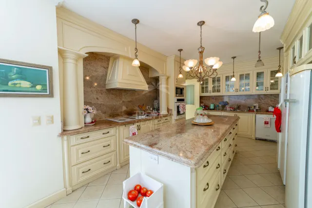 Lujosa Residencia Frente al Campo de Golf en Venta en Valle del Sol, Santa Ana