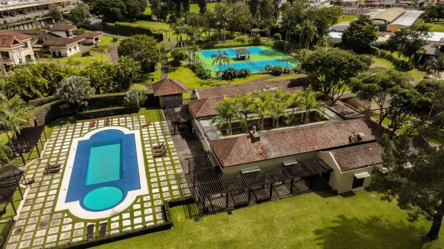 Lujosa casa colonial en venta en la exclusiva comunidad Monteran, Curridabat