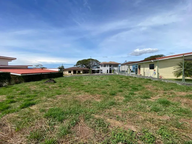 Lote en Condominio Privado en La Garita: Listo para Construir
