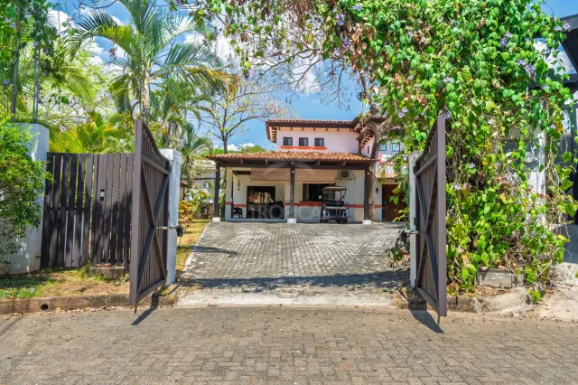 Casa de Lujo en Venta en Pacific Residences, Tamarindo – Piscina Privada, Cocina Exterior y Vista a la Montaña