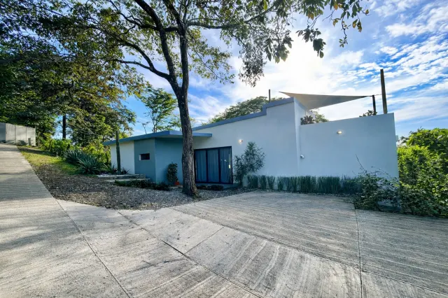 Casa Contemporánea con Piscina Infinita en Tamarindo – 4 Habitaciones en Amplio Lote Tropical