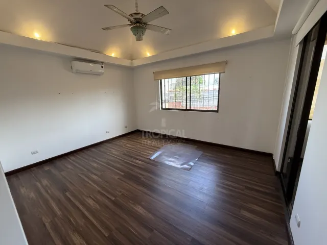 Casa Independiente en Venta en Rohrmoser con 4 Habitaciones