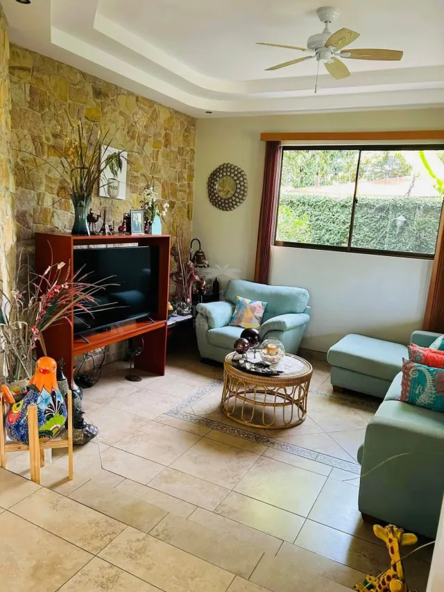Casa en Venta en Jacó Beach con Piscina y Jacuzzi Privado