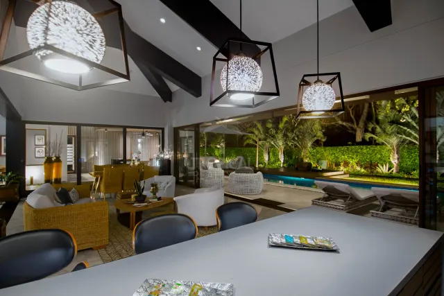 La Hacienda Cosmopolitan Chic – Exclusiva Residencia de Lujo de Una Planta en Santa Ana