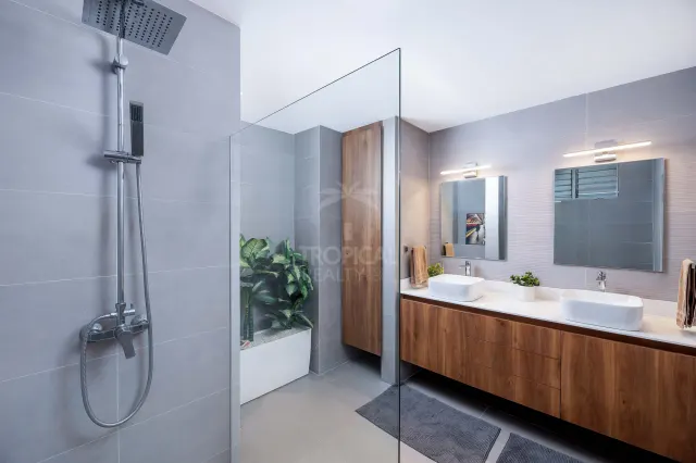 Apartamento de Lujo en Venta en Rohrmoser – Balcón Envolvente y Vista al Parque
