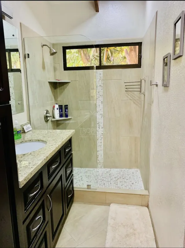 Townhome Renovado en Venta en Tamarindo – A Pasos de la Playa y con Excelente Potencial de Inversión