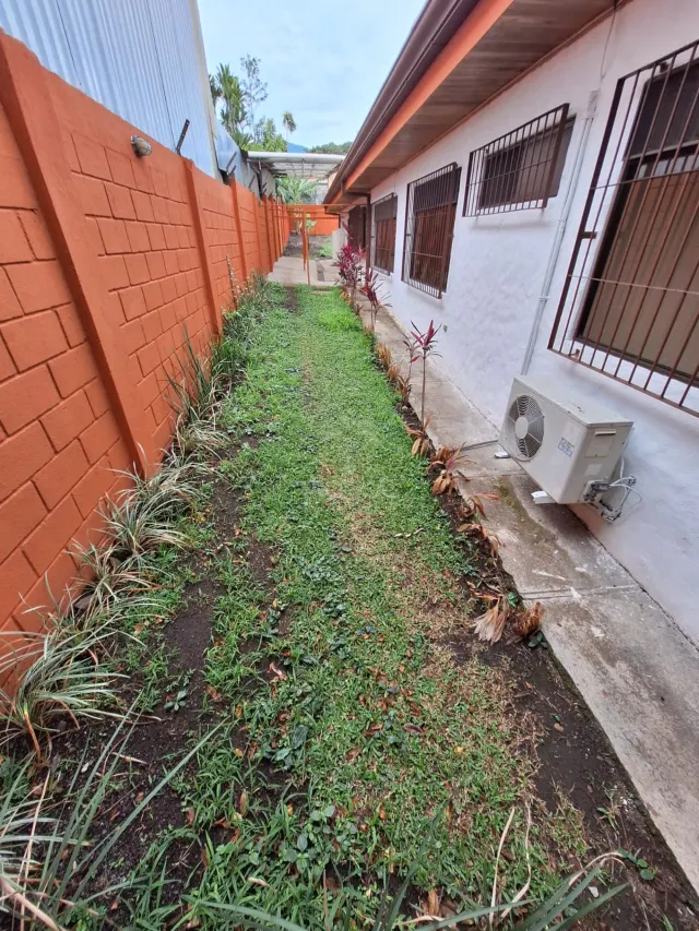 Amplia Casa en Alquiler con Uso Residencial o Profesional en San Rafael de Santa Ana