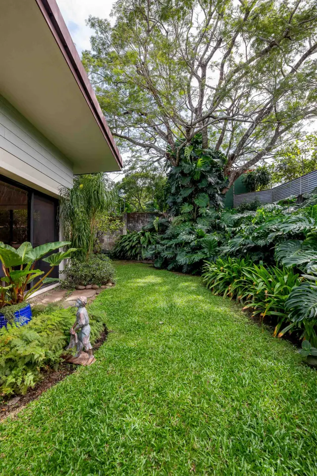 Casa Bougainvillea – Residencia de Lujo de Una Planta en Santa Ana con Amplio Jardín Privado