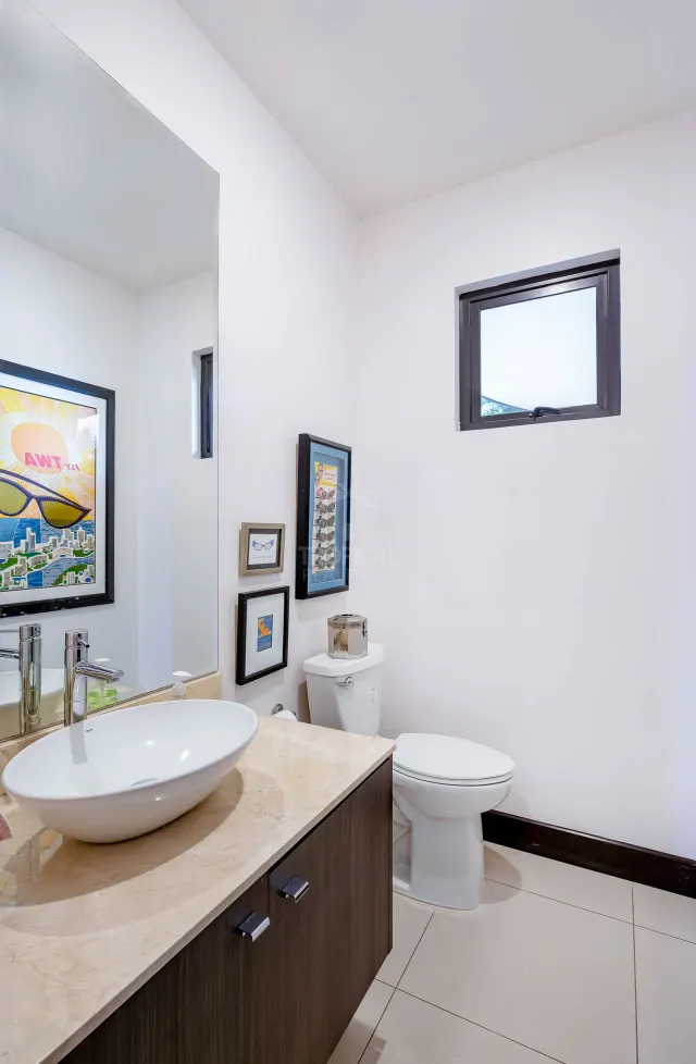 Casa Bougainvillea – Residencia de Lujo de Una Planta en Santa Ana con Amplio Jardín Privado