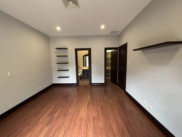 Se vende amplia casa en Condominio Villa Real